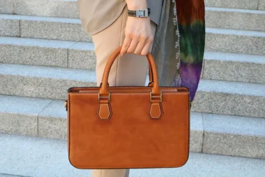 How to Style with Handbags?
