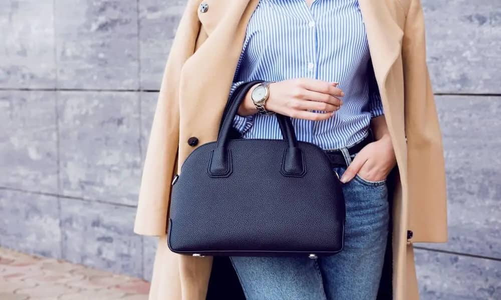 How to Wear Ladies' Shoulder Bags