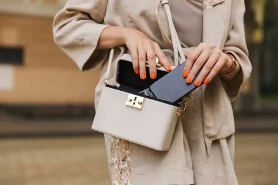 What Color Handbag Should I Get