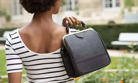 Does The Colour Of Bag Make Women More Comfortable?